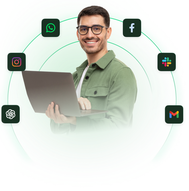 pessoa segurando notebook acessando sistema neofluxx