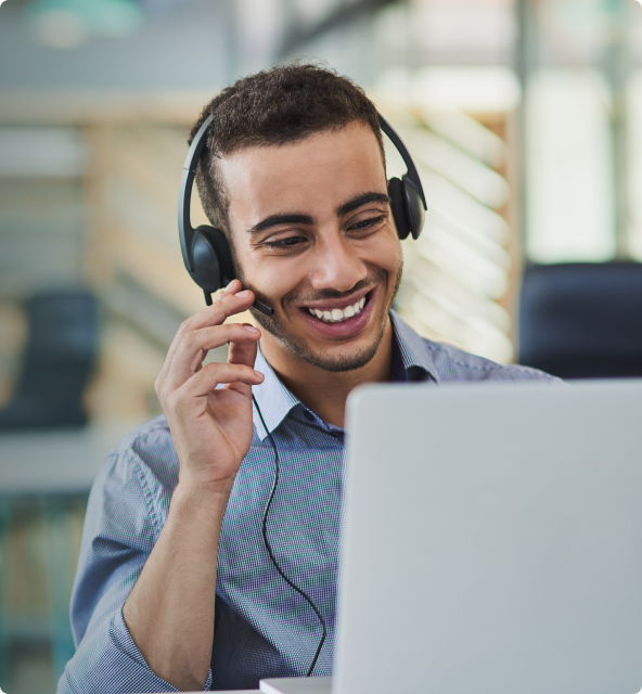 pessoa segurando notebook acessando sistema neofluxx